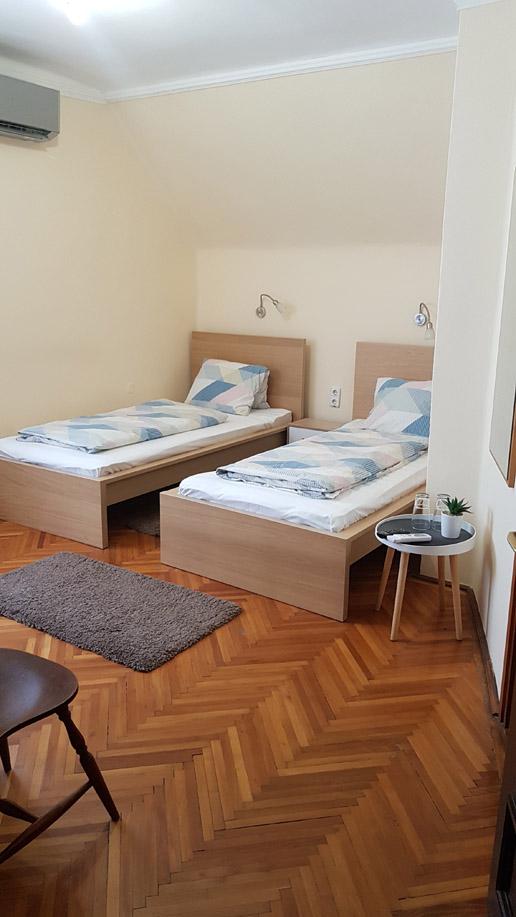 A Tisza-tónál tiszafüredi vendégházban 2-4 ágyas szobák kiadók - Kép 3