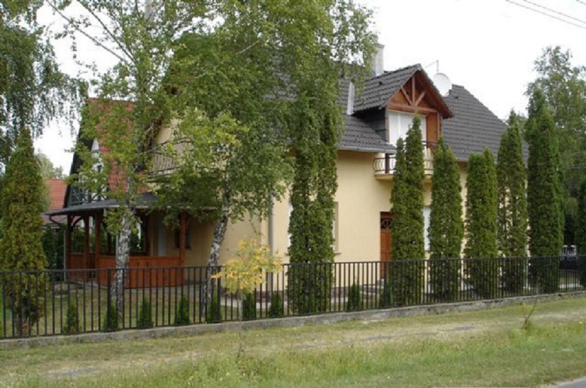 Balatonfenyvesi vízközeli 14 fős gyermekbarát ház játszótérrel stéggel