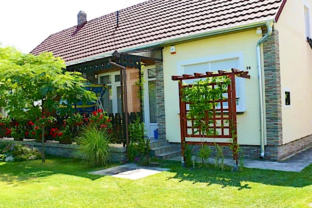 5 férőhelyes balatonfenyvesi felújított nyaraló a parttól 200m-re