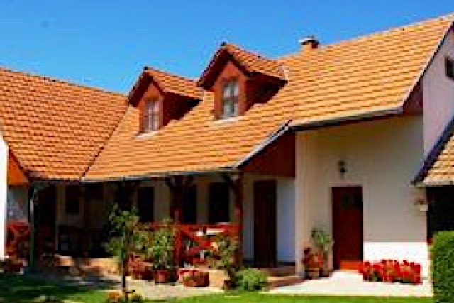 Egész évben, önálló 2 ágyas szobák a Tó strandtól 300m-re Abádszalókon