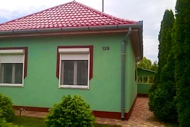 Balatonfenyvesen pihenésre alkalmas kitünő családi nyaraló
