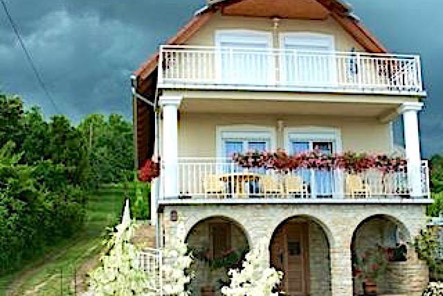 Vonyarcvashegyen 6 fős apartman balatoni panorámával