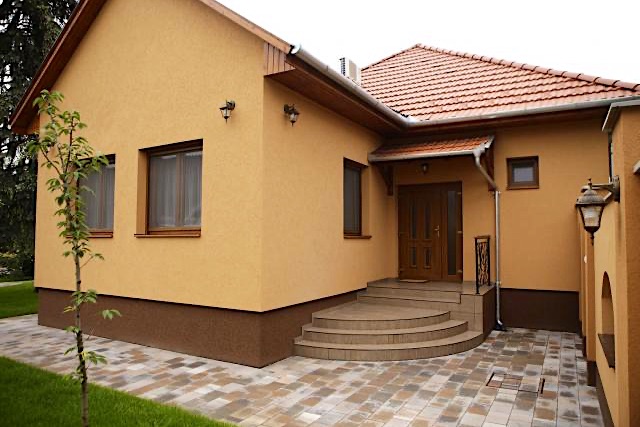 Szentesen a központhoz közel 11 fős vendégház egész évben
