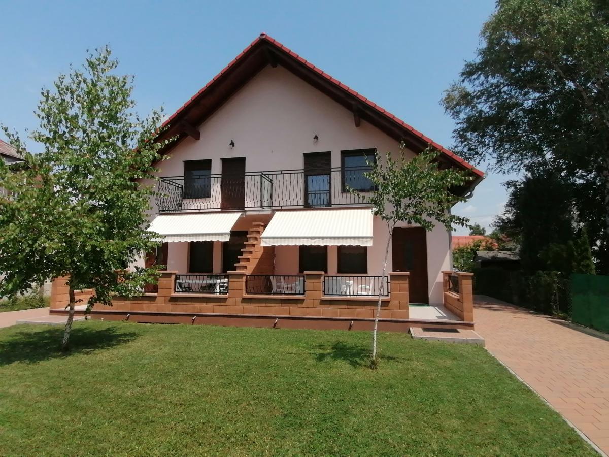 Ház saját stéggel Balatonfenyvesen vízparti utcában, a parttól 50m-re