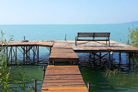 Közvetlen vízparti horgásznyaraló nagy stéggel kenuval Balatonkenesén