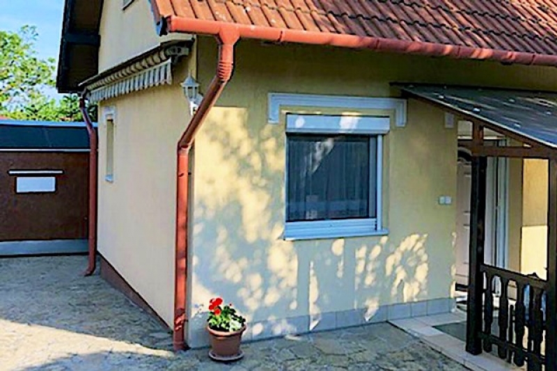 Balatonkenesén kényelmes 5 fős medencés nyaraló kiadó