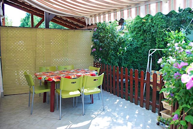 Vízközeli családiház 2 apartman Balatonlellén 2-12 főre