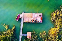 Bojlis horgászat a Balatonon, nagy stég, sátorhelyek, kényelmes apartmanok