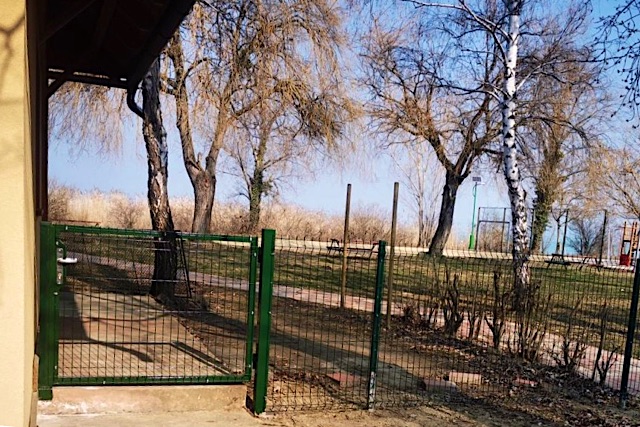 Árnyékos szabad strand szélén önálló vízparti nyaralóház - Kép 2