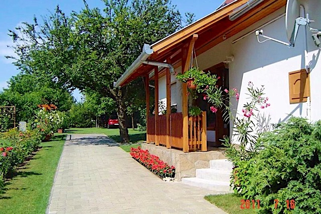 Nyaraljon Balatonlellén az Oázis apartmanban