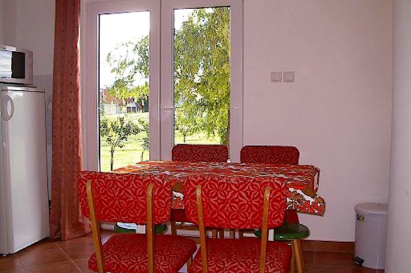 Zamárdi apartman nagy kerttel gyönyörű környezetben kiadó