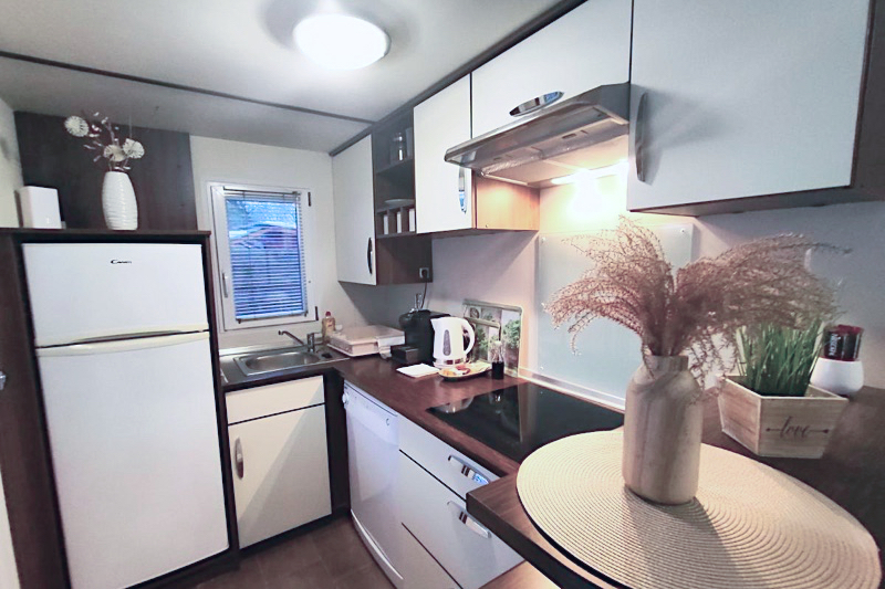 Közvetlen tóparti páratlan panorámájú extra nagy mobilház, csónakkal