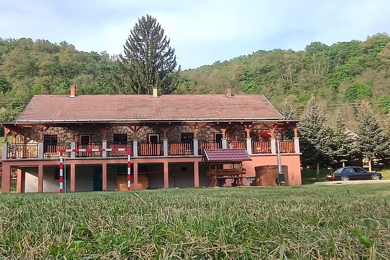 Grund Terasz Istenmezeje