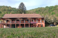 Grund Terasz Istenmezeje