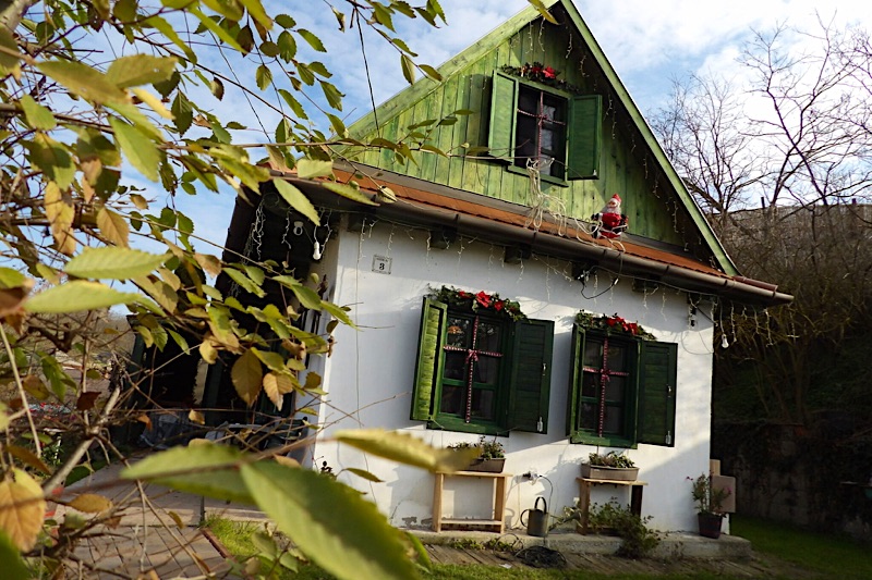 Meseház a falu szélén Mátranovák